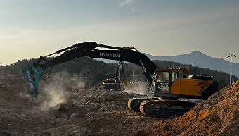 국내 최초 '원격제어 굴착기' 현장 실증 성공… 건설현장 무인화 시동